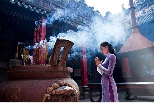 Nằm mơ thấy đi chùa đánh con gì? Đi chùa số mấy