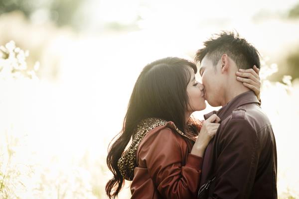 Nằm mơ thấy hôn đánh con gì. Mơ nụ hôn số mấy?