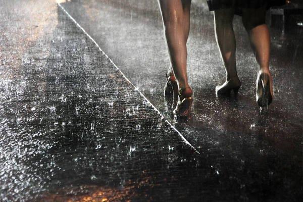 Nằm mơ thấy mưa đánh con gì? Giải mã chiêm bao mưa số mấy