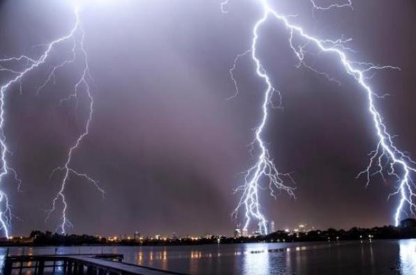 Nằm mơ thấy sét đánh thì nên đánh con gì dễ trúng, tia sét số mấy?