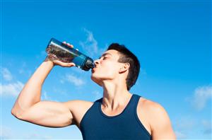 Nằm mơ thấy uống nước rước con đề nào?
